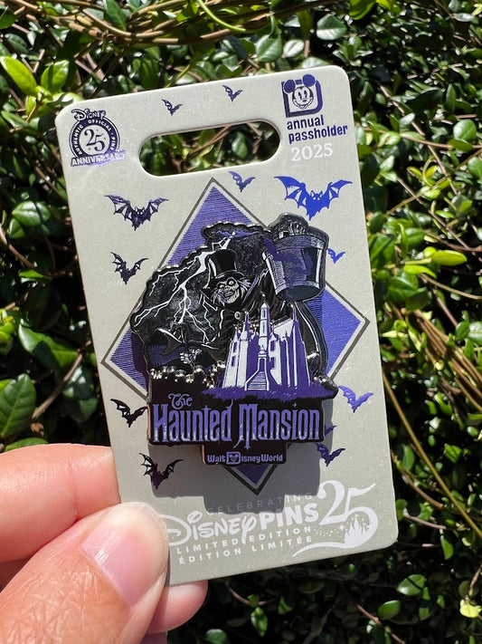 Haunted Mansion Hatbox Ghost Passholder Limited Edition Disney Pin
